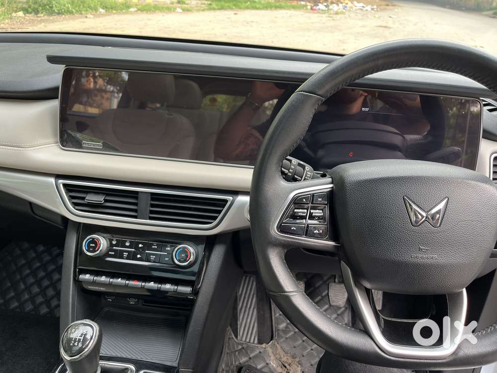 Mahindra Xuv700 2.0 Ax 7 Petrol Mt Str, 2022, Petrol