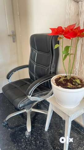 Rotating deals chair olx