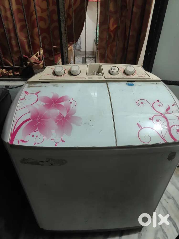 Loyad washing machine semi automatic Selling my 1.5-ye cycle also hero