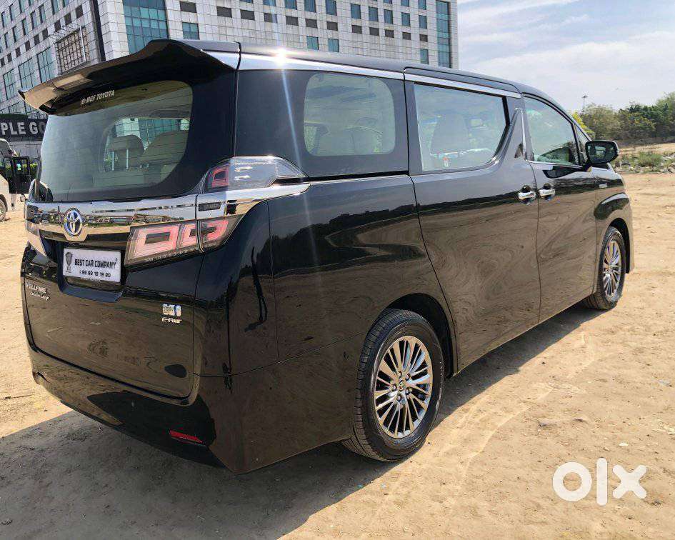 Toyota Vellfire 2.5 Executive Lounge, 2023, Cng & Hybrids