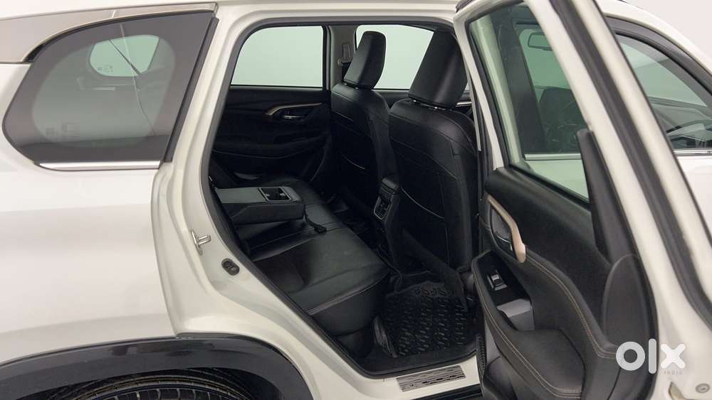 Maruti Suzuki Grand Vitara 1.5 Alpha Plus Intelligent Hybrid Ecvt, 2..