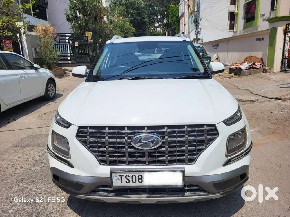 Only 43,000 Kms Hyundai Venue Petrol 2021