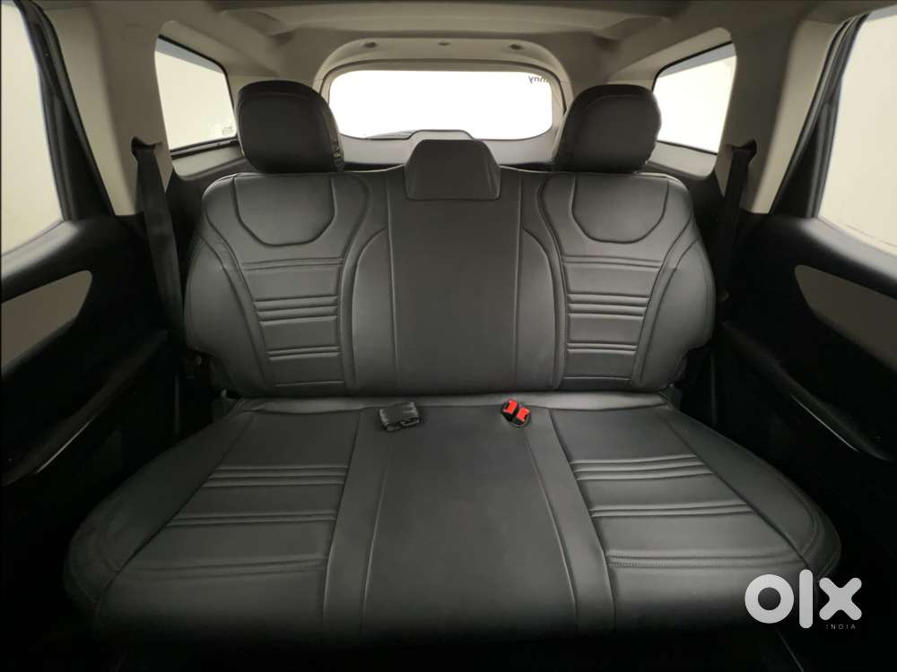 Mahindra Xuv700 2.0 Ax 5 Petrol At Str, 2023, Petrol