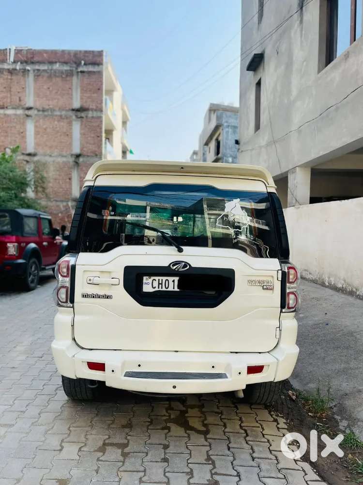 Mahindra Scorpio S10
