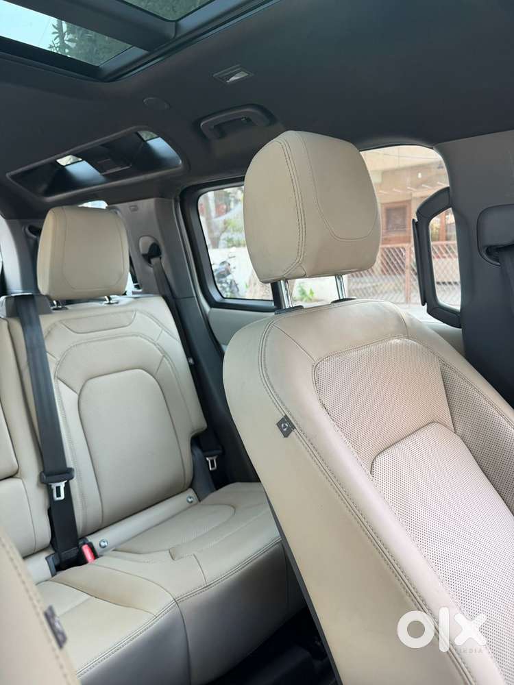Land Rover Defender 2023