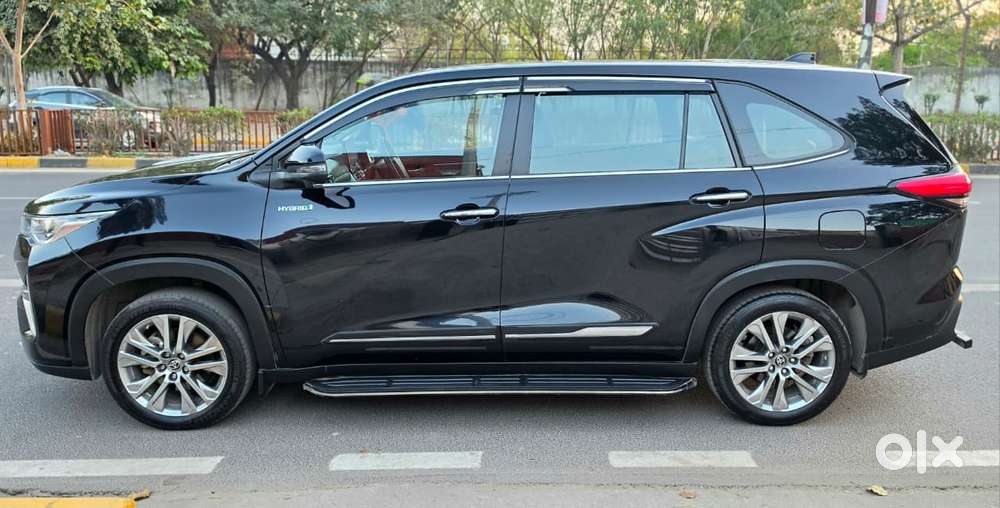 Toyota Innova Hycross