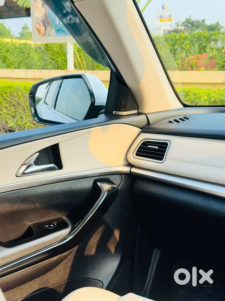 Mahindra Xuv700 2.2 Ax 7 Diesel At Str, 2022, Diesel