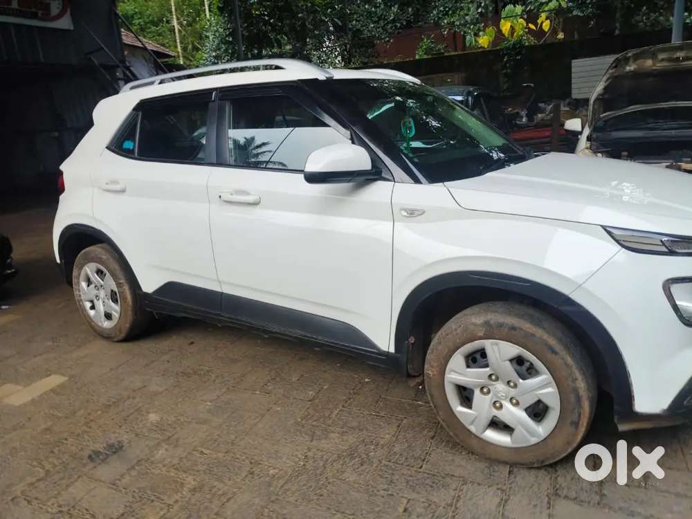 Hyundai Venue 2021 Petrol 68500 Km Driven