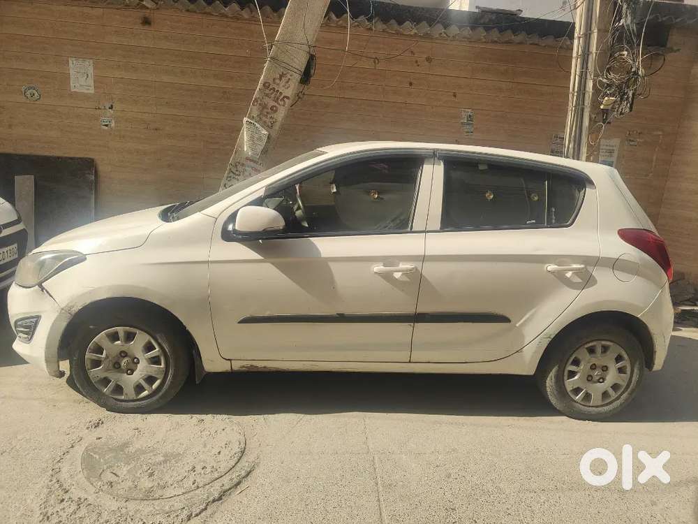 I20 Magna 2nd Owner White Colour 68000 Km Drive