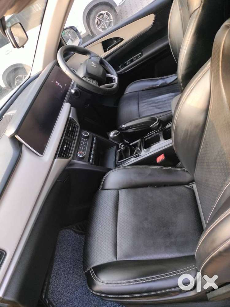 Mahindra Xuv700 2.0 Ax 5 Petrol Mt 7 Str, 2022, Diesel