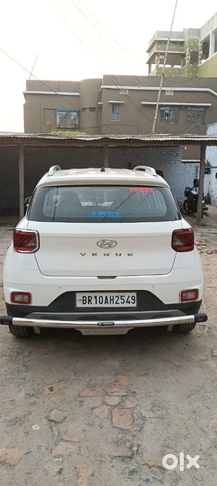 Hyundai Venue 2021 Petrol 7500 Km Driven