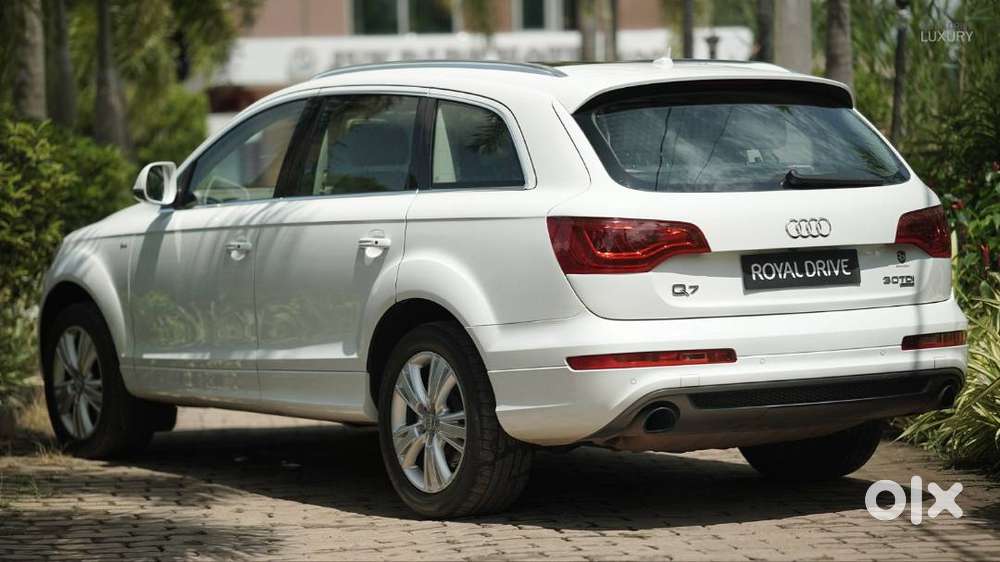 Well Maintained White Audi Q7.