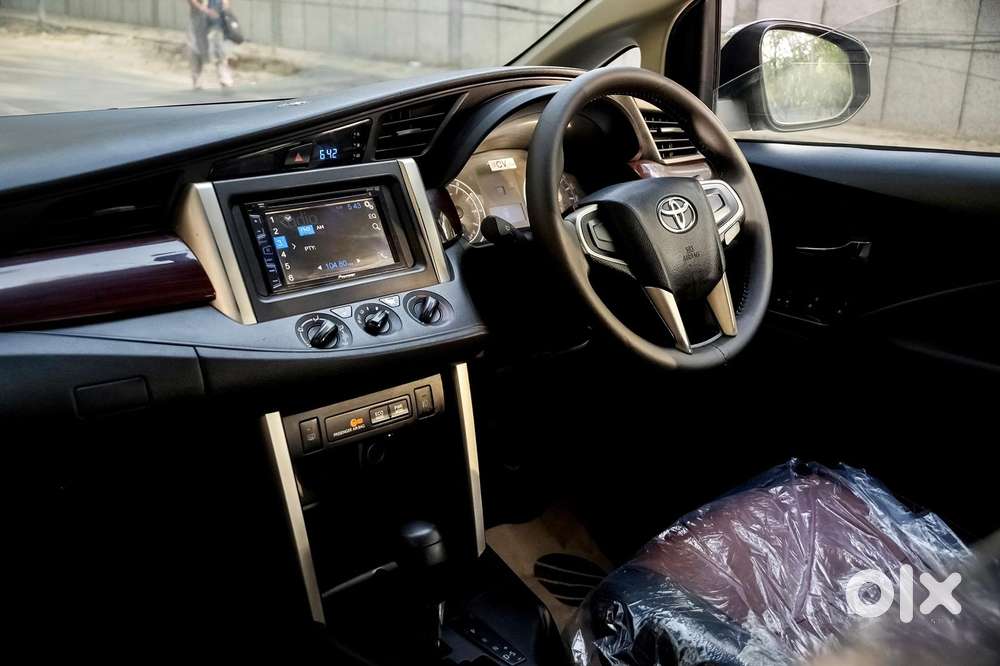 Toyota Innova Crysta 2.7 Gx Automatic 8 Str, 2016, Petrol