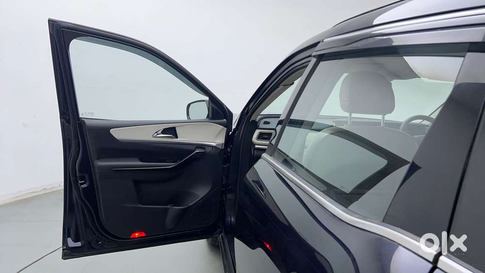 Mahindra Xuv700 2.0 Ax 7 Petrol At Str, 2025, Petrol