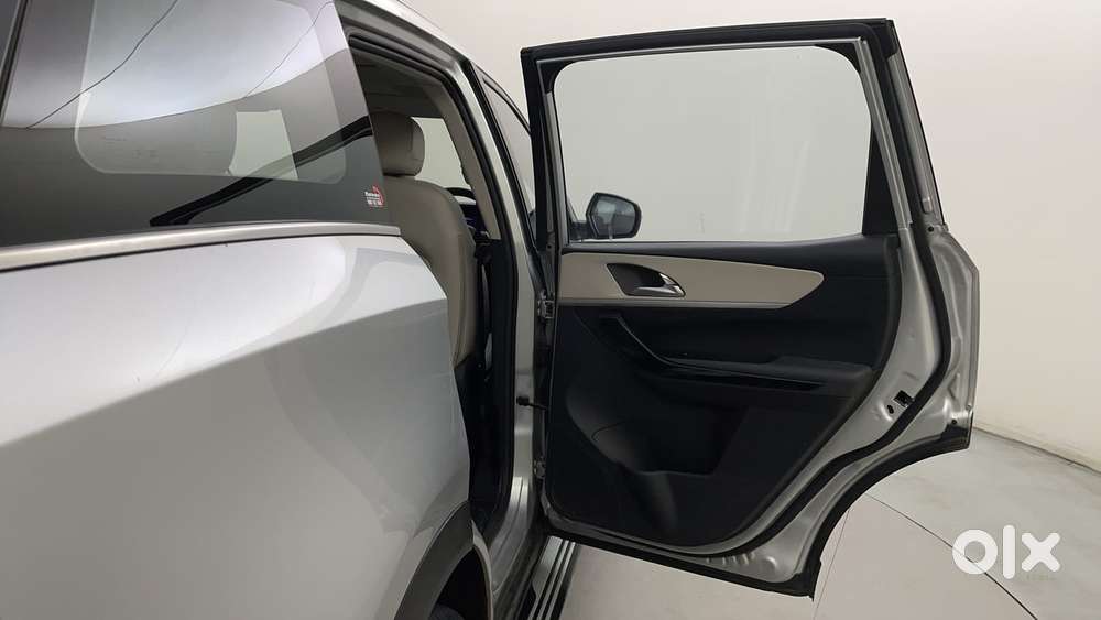 Mahindra Xuv700 2.0 Ax 7 Petrol At Luxury Pack Str, 2022, Petrol