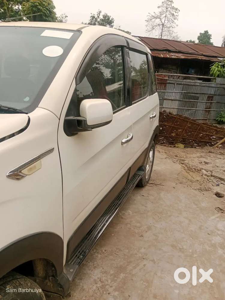 Mahindra Nuvosport N8 (7 Seater)