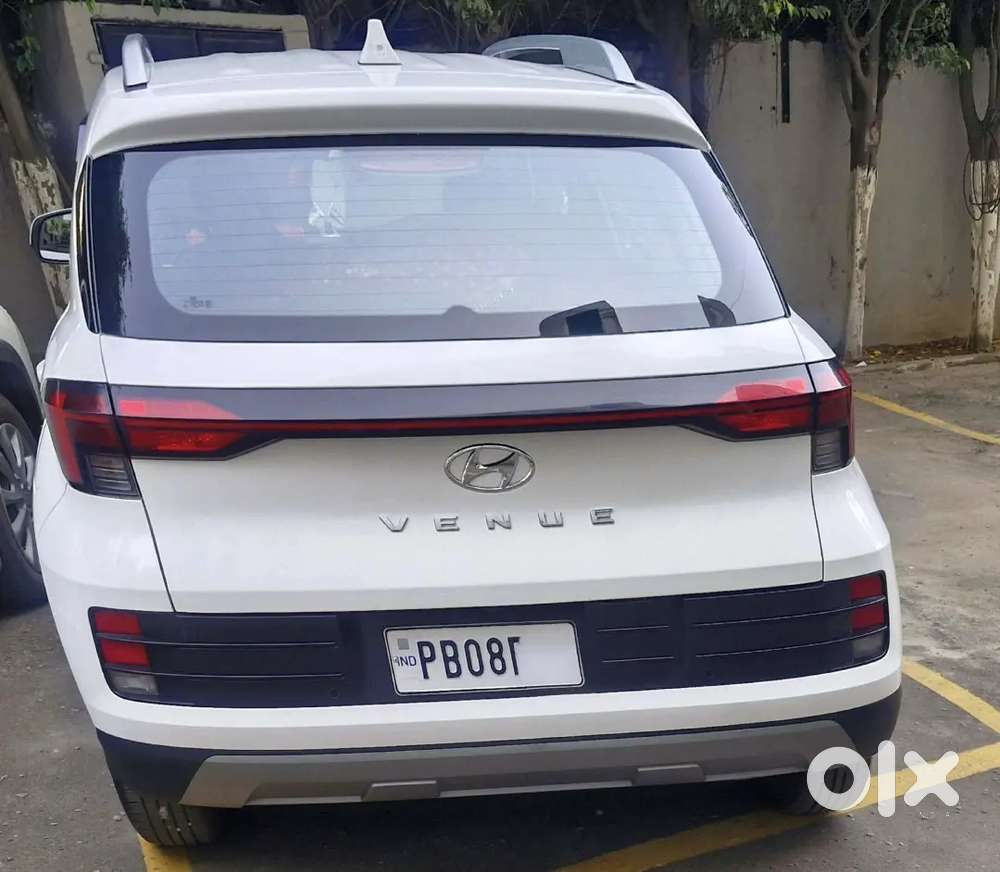 Hyundai Venue 2025 Petrol Well Maintained