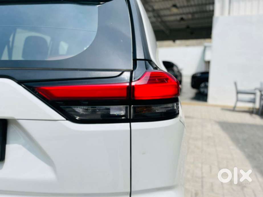 Toyota Innova Hycross