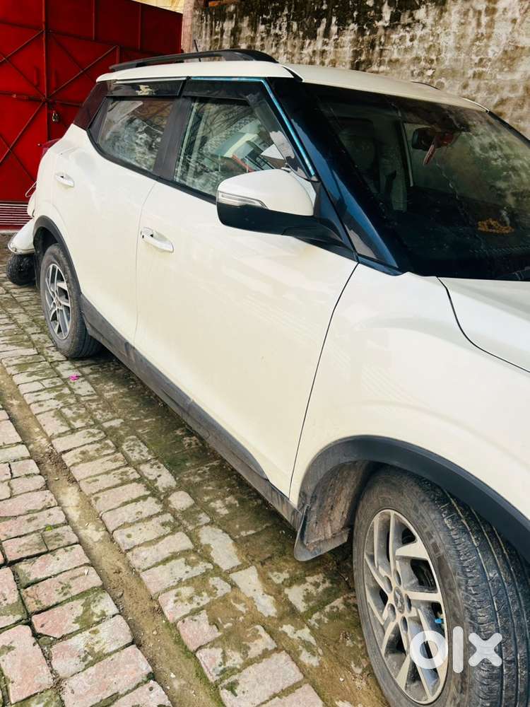 Mahindra Xuv300 2023 Petrol Well Maintained