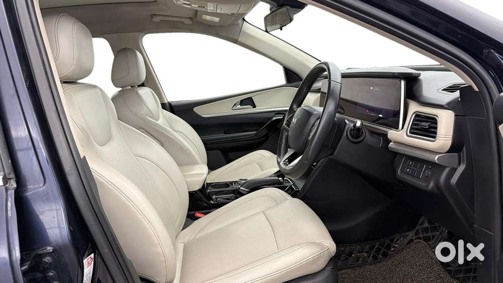 Mahindra Xuv700 2.0 Ax 7 Petrol At Str, 2022, Petrol