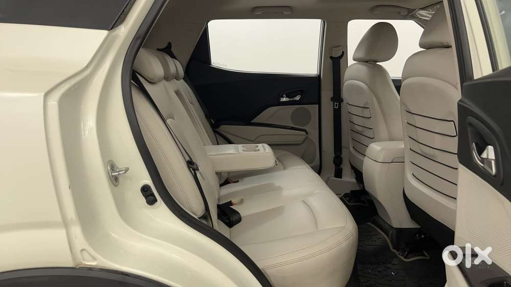 Mahindra Xuv300 W8 (o) 1.5 Diesel Amt, 2022, Diesel