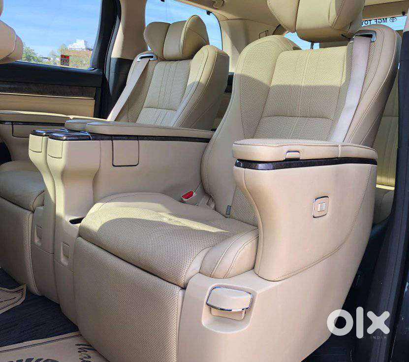 Toyota Vellfire 2.5 Executive Lounge, 2023, Cng & Hybrids