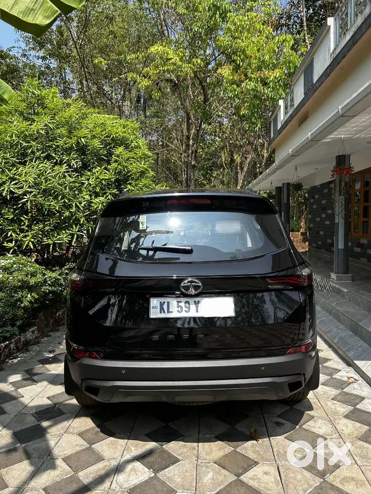 Tata Safari Dark Edition