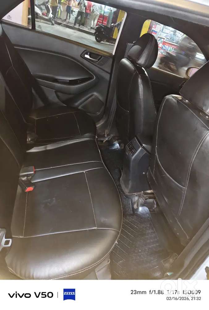 Hyundai Elite I20 Asta Top Model White Year 2018, Showroom Condition.