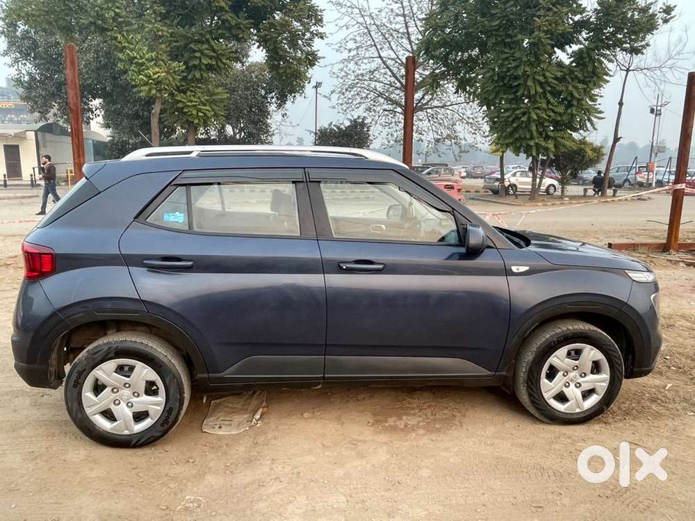 Hyundai Venue 2022 Petrol Well Maintained Complete Service Record
