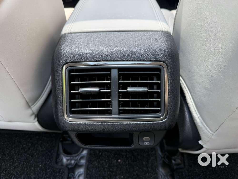 Mahindra Xuv700 2.0 Ax 7 Petrol At Luxury Pack Str, 2025, Petrol