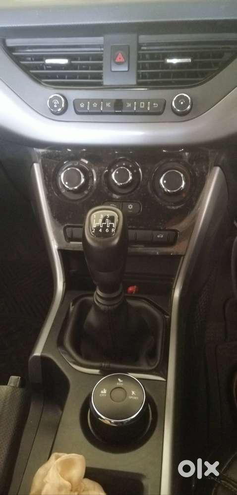 Petrol Nexon With Sunroof And 6 Gears