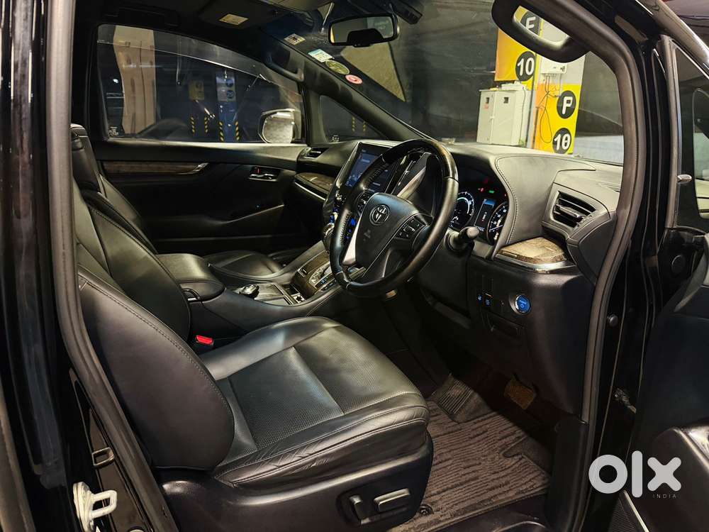 Toyota Vellfire 2.5 Executive Lounge, 2020, Cng & Hybrids
