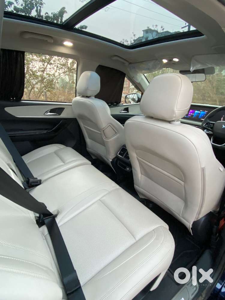 Mahindra Xuv700 Ax7l 6 Str At, 2025, Petrol