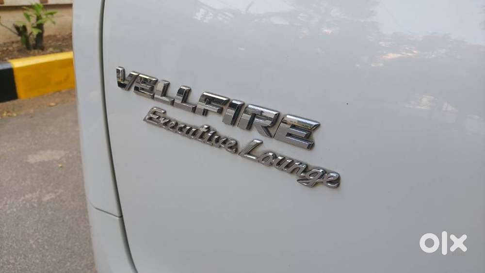Toyota Vellfire 2.5 Executive Lounge, 2023, Cng & Hybrids