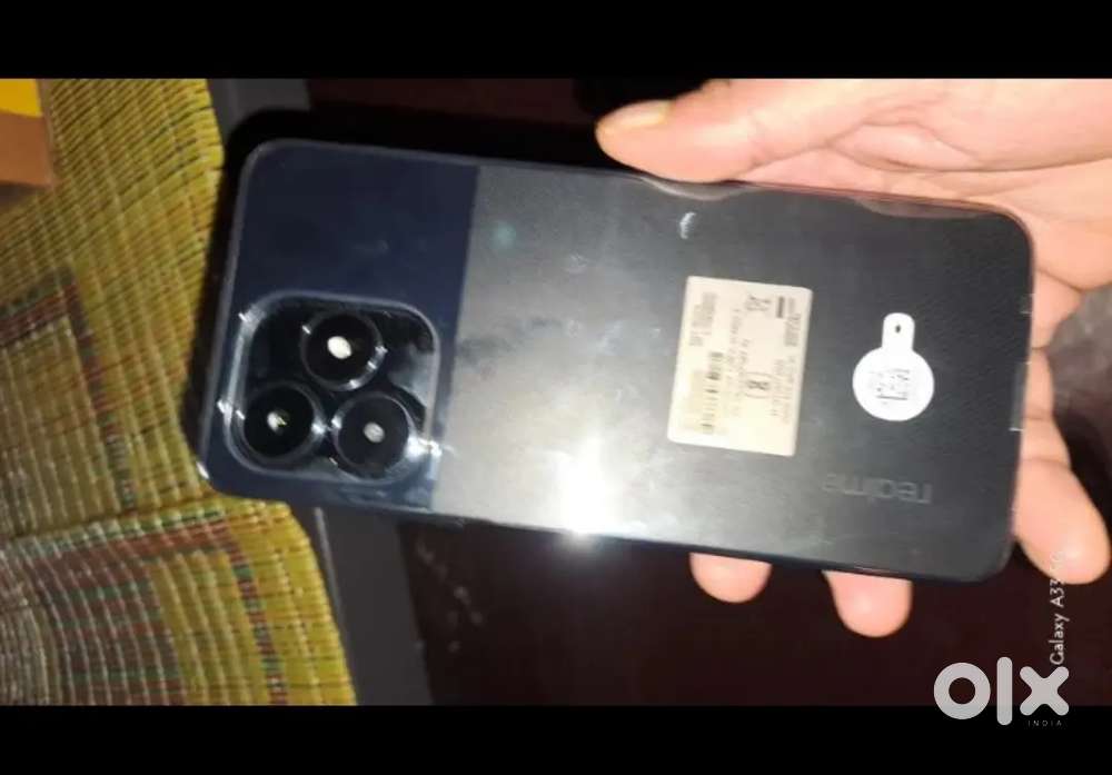Phone accha kandisen ma hai. Aur thro sa display krak hai