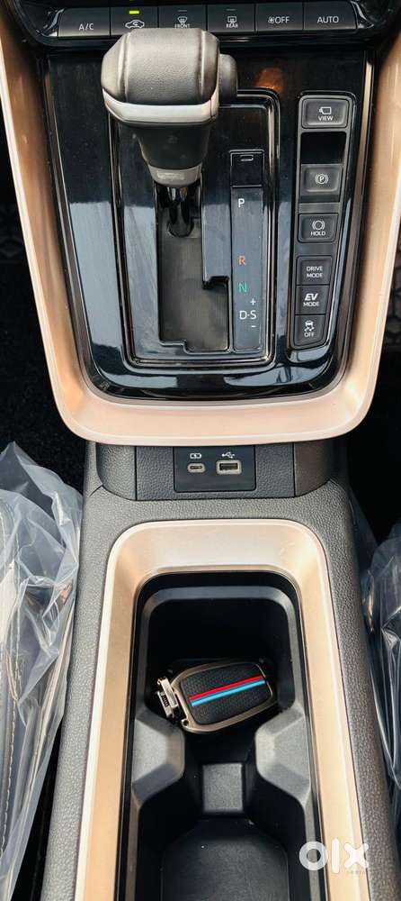 Toyota Innova Hycross 2.0 Vx Hybrid 7 Str, 2025