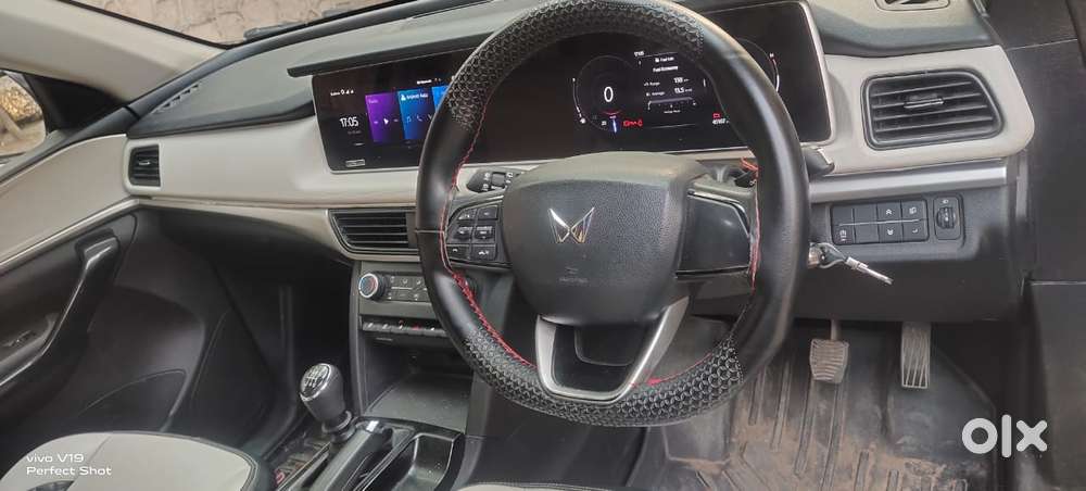 Mahindra Xuv700 2.0 Ax 5 Petrol Mt 7 Str, 2022, Petrol