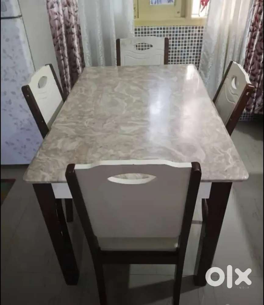 MARBLE RECTANGULAR 4 SEATER LOTUS

WOODEN DINING TABLE SET