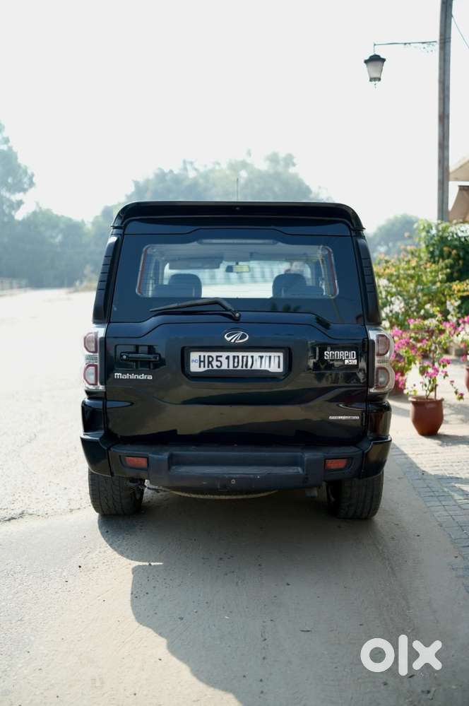 Mahindra Scorpio Black Diesel 2017