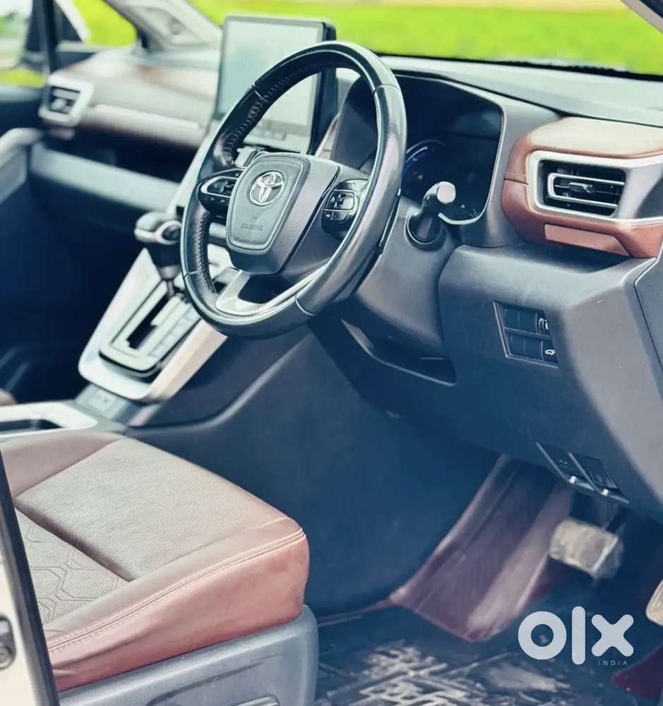 Toyota Innova Hycross 2.0 Zx Hybrid 7 Str, 2025, Petrol