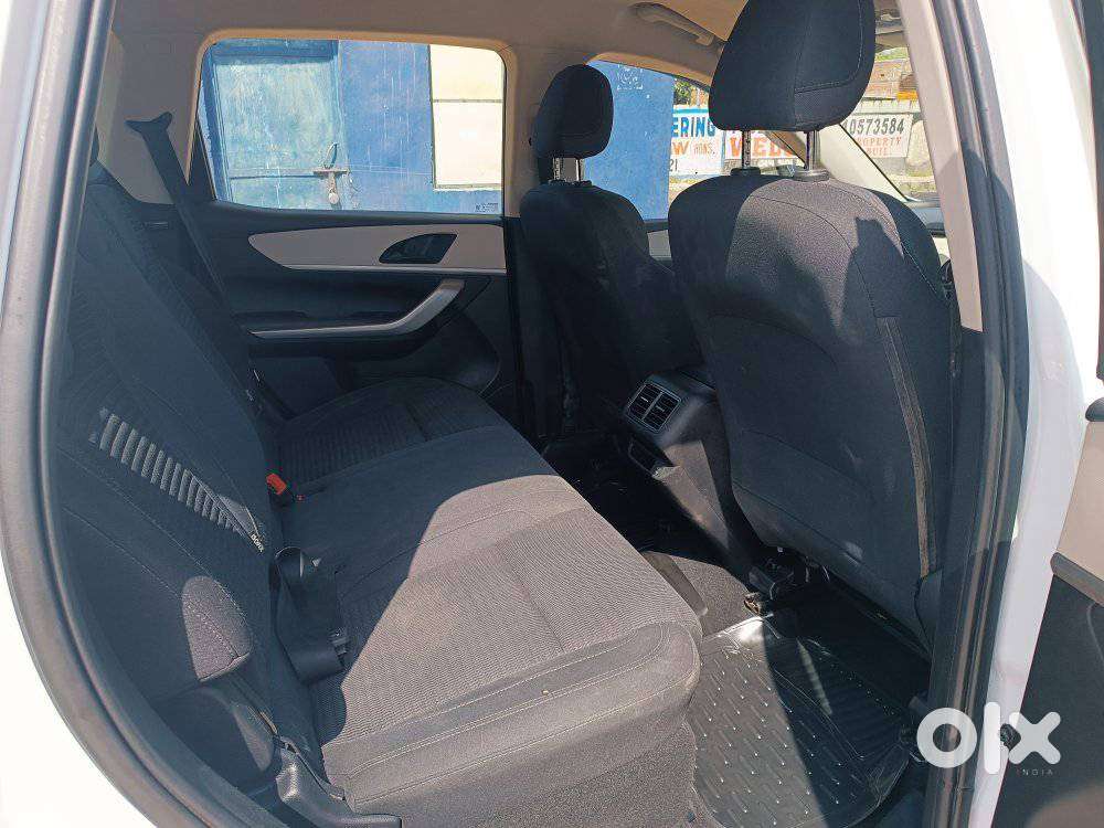 Mahindra Xuv700 Mx Diesel Mt 5 Str (e), 2022, Diesel