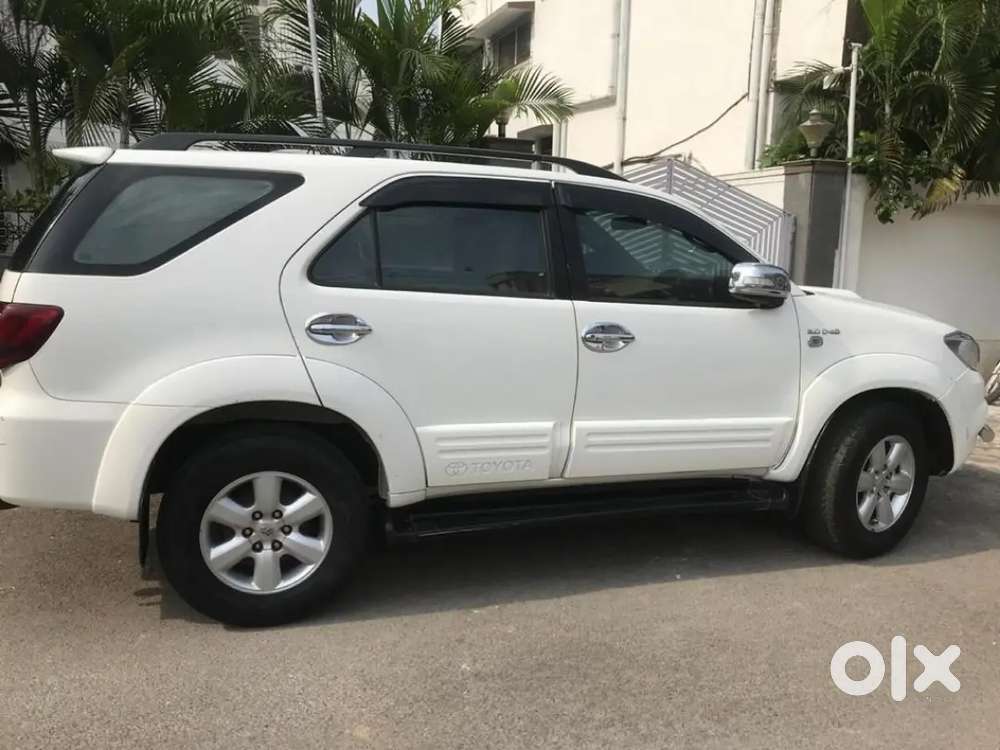Toyota Fortuner Legender 2011 Diesel 100000 Km Driven