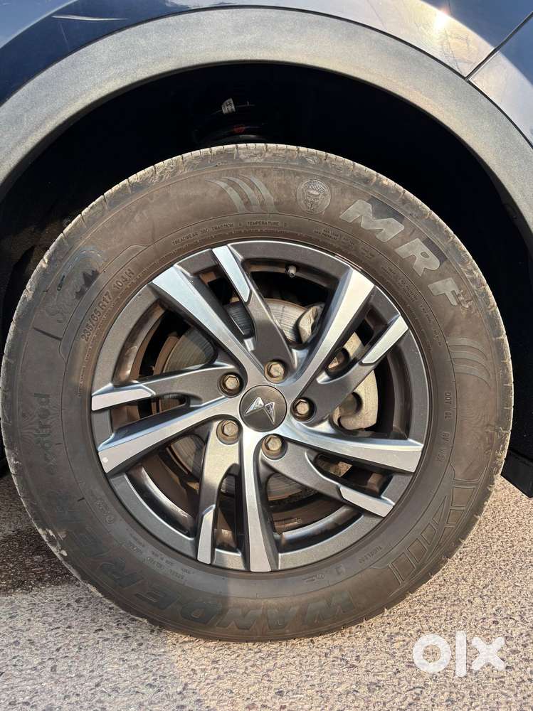 Mahindra Xuv700 2.0 Ax 5 Petrol At Str, 2023, Petrol