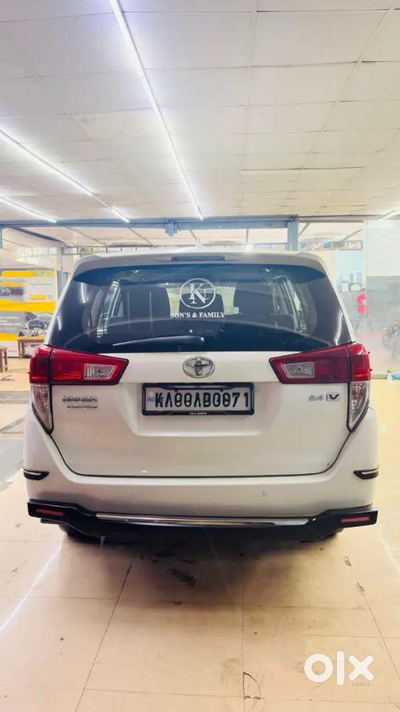 Innova Crysta 2.4 V Manual 7 Seat