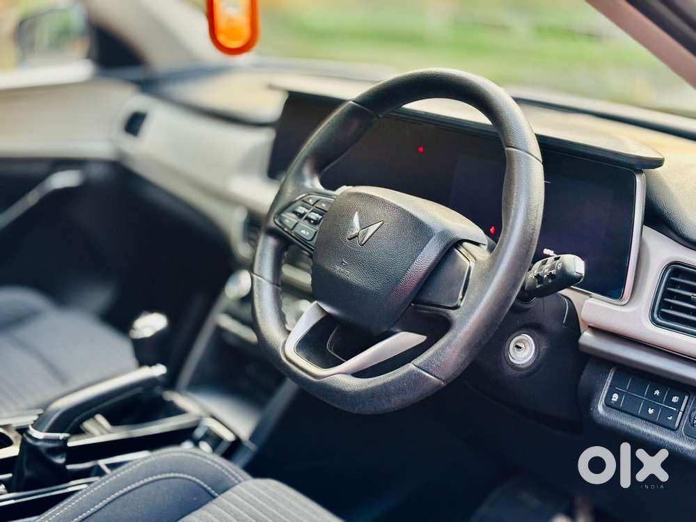 Mahindra Xuv700 Ax 5 Petrol Mt Str (e), 2022, Petrol