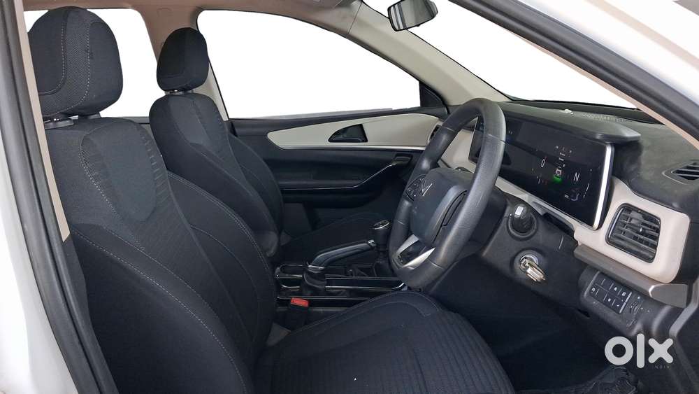 Mahindra Xuv700 2.0 Ax 5 Petrol Mt Str, 2022, Petrol