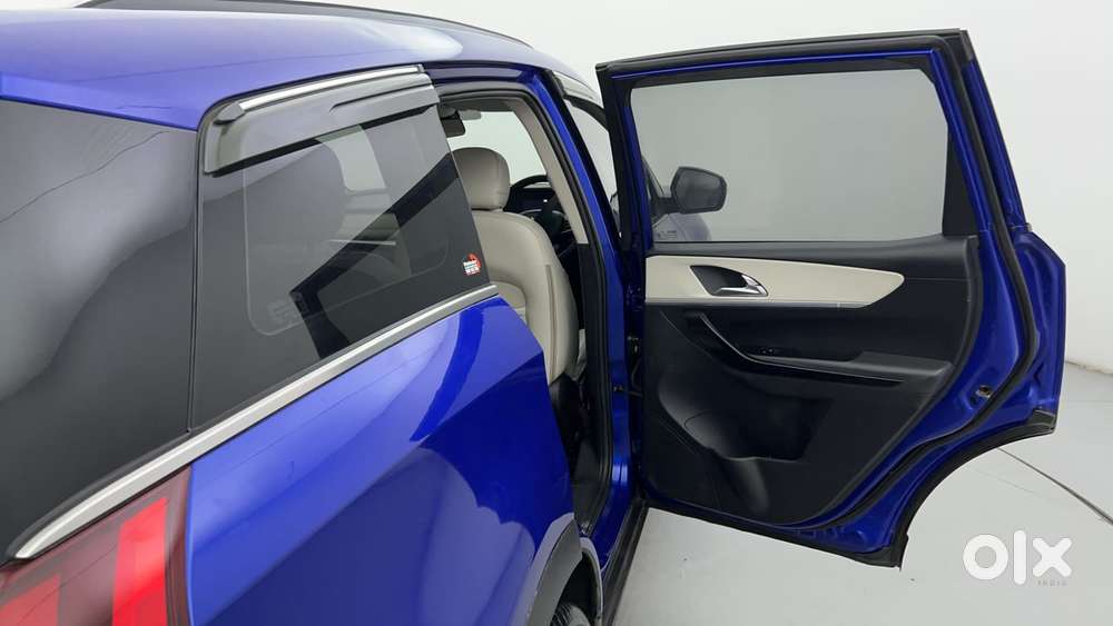 Mahindra Xuv700 2.2 Ax 7 Diesel Mt Luxury Pack Str, 2023, Diesel