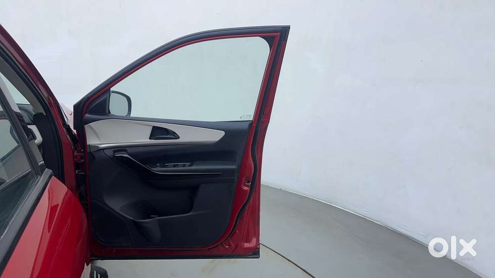 Mahindra Xuv700 2.0 Ax 5 Petrol At Str, 2022, Petrol