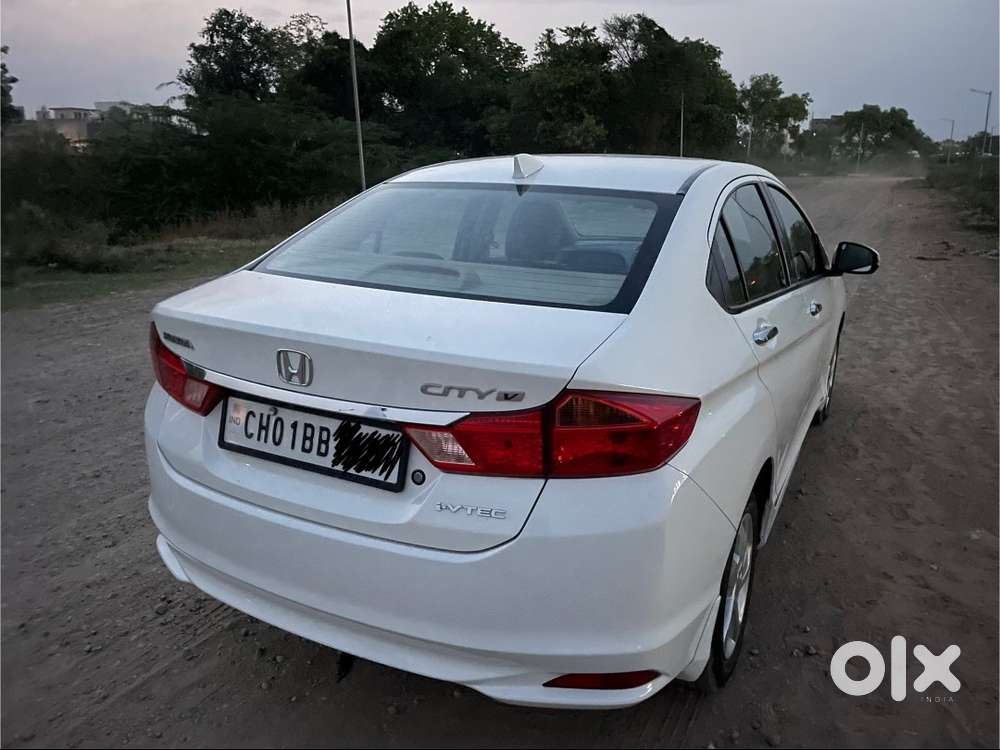 Cruse Control, Auto Air Conditioning, Parking Cameras