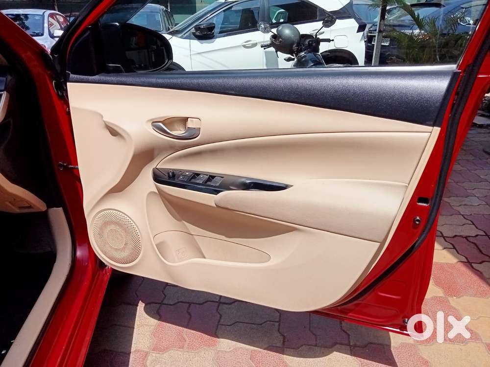 Toyota Yaris V Cvt, 2018, Petrol